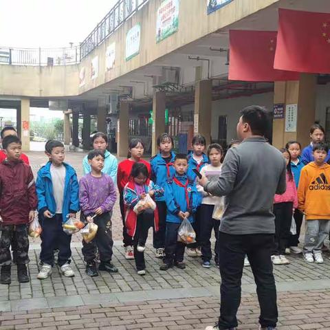 仁怀市中枢第一小学四年级5班“学习雷锋精神”实践活动