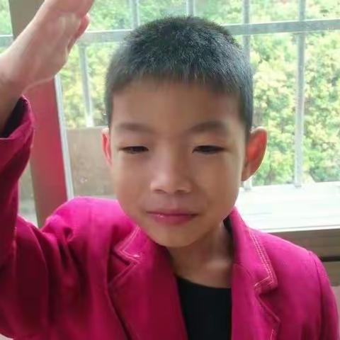 2022年4月18日第十周一（5）班线上升旗剪影。