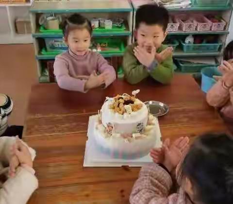 “美味自助，欢乐同享”漳平市桂林中心幼儿园大二班自助餐活动