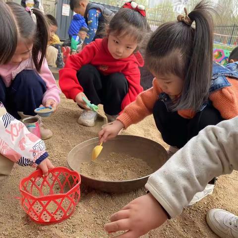 翡翠湾乐乐堡幼儿园自主游戏《小沙池 大乐趣》