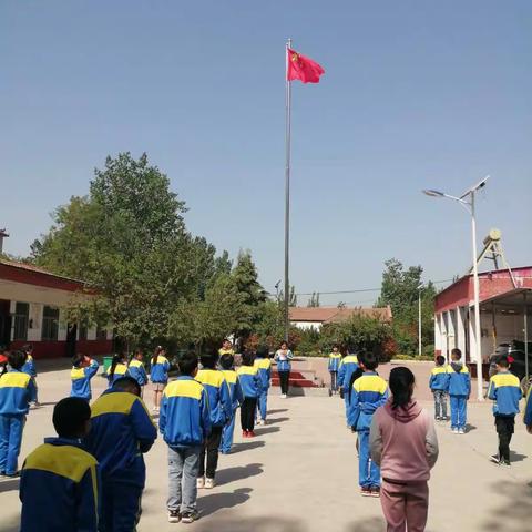 习城乡张寨小学举行建党100周年《沐浴党的光辉》为主题的升国旗仪式