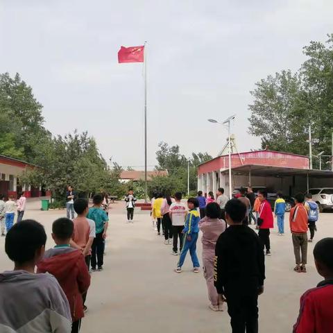 习城乡张寨小学举行“512防灾减灾宣传周升国旗仪式”