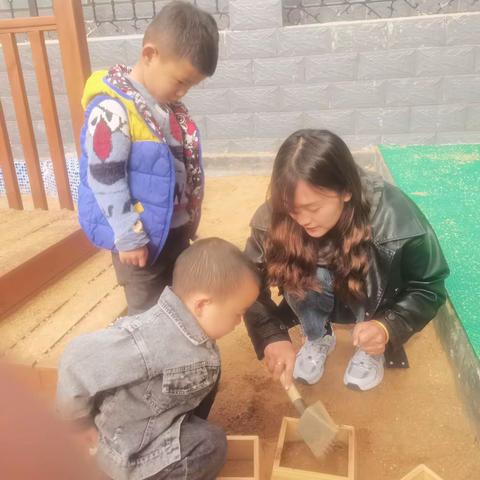 小一班户外自主游戏观察记录—————好玩的沙子