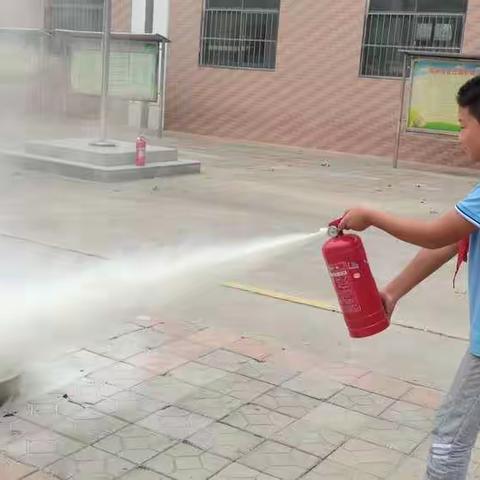 鱼丘湖街道迈官屯小学举行消防疏散安全演练