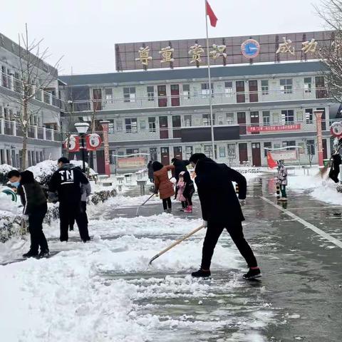 冰雪天气齐上阵 义务扫雪暖人心----白璧集中心小学核酸检测点志愿者清扫积雪，为明日高效核酸检测保驾护航。