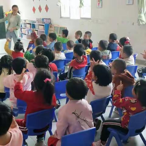 京华幼儿园中班第7周：认真上课的我们