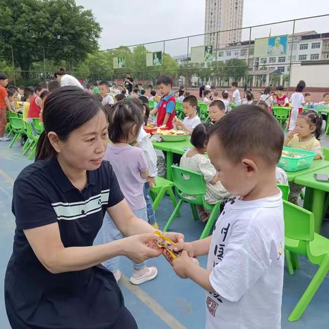 在美食面前我们是多么幸福   笑容是多么的灿烂