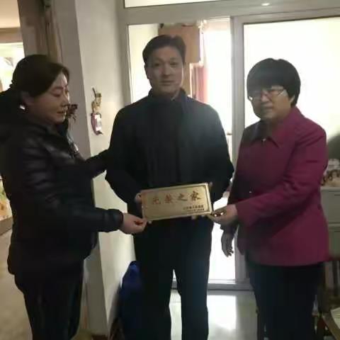 花园北区狠抓工作落实，加强督促指导，认真完成光荣牌悬挂工作