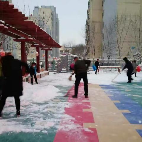 “教师家长齐扫雪，寒冬里面暖人心”
——记第五幼儿园校园扫雪活动