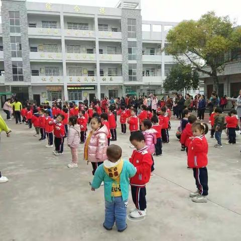 携手同心齐上阵，喜迎元旦乐满园。记三诰小学幼儿园迎新年庆元旦亲子活动