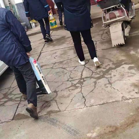 学雷锋树新风 情暖五保老人