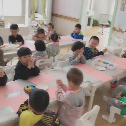 濮阳市市直英皇幼儿园   托二班母亲节活动  冰淇淋花