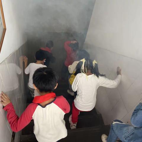 练安全疏散 护生命之花