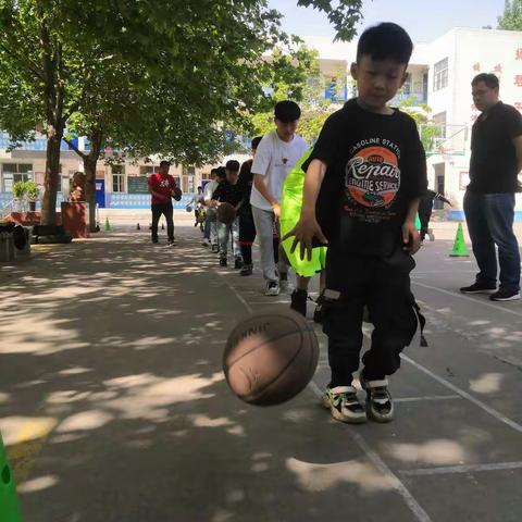飞跃篮球🏀   让梦飞翔      挥洒汗水，超越梦想。  刻苦锻炼，强健体魄。  你追我赶，超越平凡。