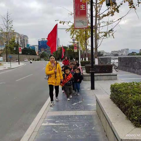 蒙山县蒙山镇大风车民主街幼儿园2020年12月4日上午，大大班亲近大自然快乐成长远足活动。