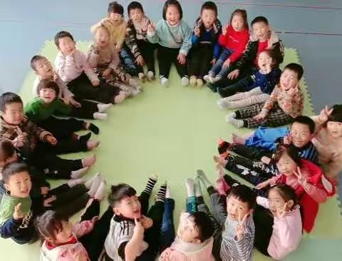 幼儿园里欢乐多，幸福快乐的大二班