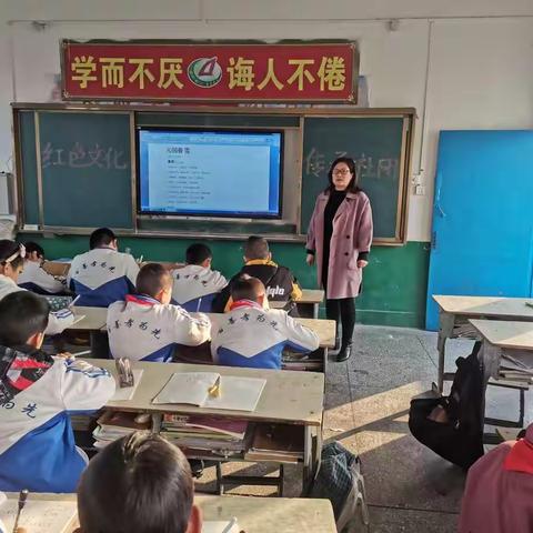 淅川四小“红色文化传承社团”活动之“吟红色诗词”活动掠影