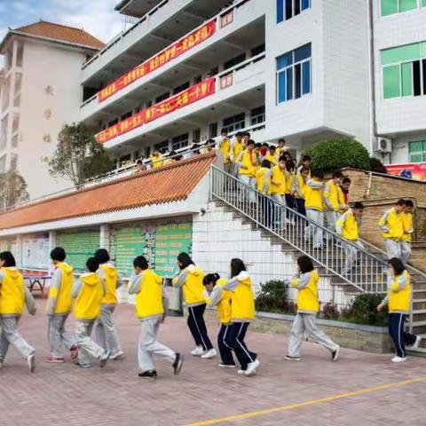 “凝心聚力、共筑平安”综治宣传月系列活动 ----福州第三十二中学消防逃生疏散演练