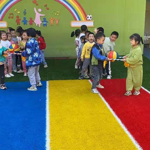 室外游戏《合力运球赛🏀⚽️》锻炼幼儿园手部锻炼能力，及合作团队意识！