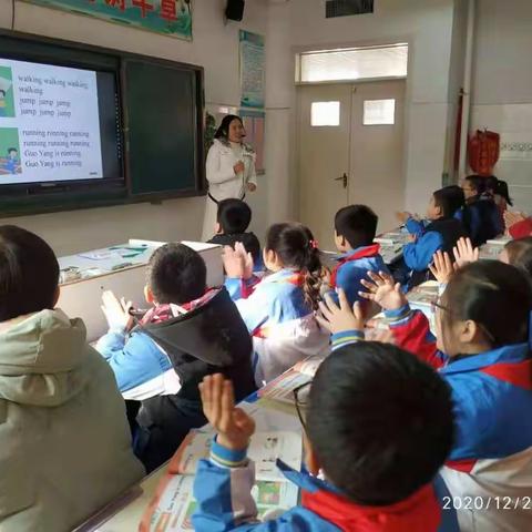 研韵飘香香如故，拾阶而上提素养。