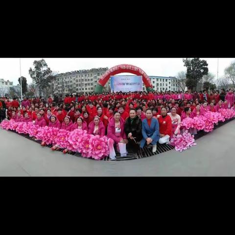 灌南县广场舞协会成立暨公益培训进社区活动展开同时。刘荣老师和韩萍秘书长亲自来给我们培训《我和我的祖国》