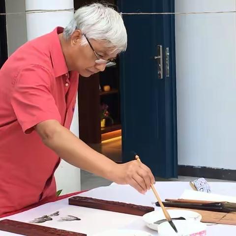 用我手中的笔书写中国共产党的宏伟诗篇