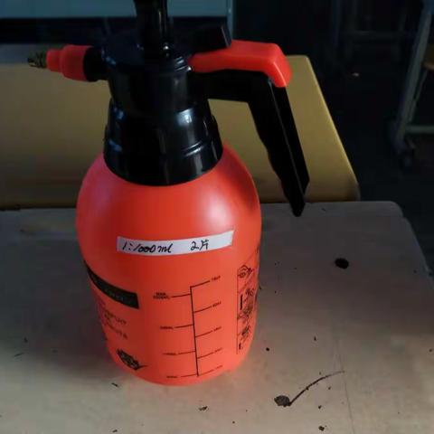 中心校六(1)班每日消毒剪影