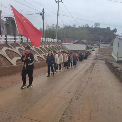 缅怀英雄，继承优良传统，奋发图强！