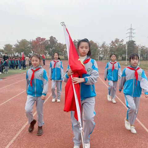 “爱护校园公物 争做校园主人”宿迁经济技术开发区三棵树小学第十周升旗仪式