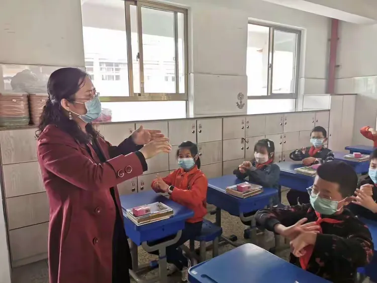 徐江小学平稳复学,党员在行动!