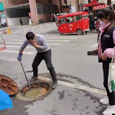 污水管道堵塞，三桥街办网格员协助解决问题