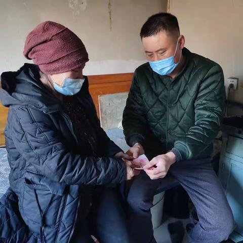 【暖心服务小分队在行动】其其格乐嘎查暖心小分队慰问贫困儿童