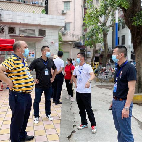 同心协力，风雨无阻，共同抗疫，棠东村大规模核酸采样现场