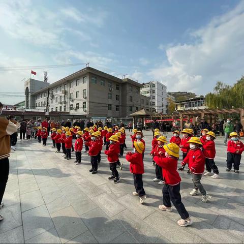 绥德八幼小班组“小脚丫寻秋之旅”亲子秋游活动