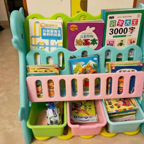 刘祥瑞的家庭图书角