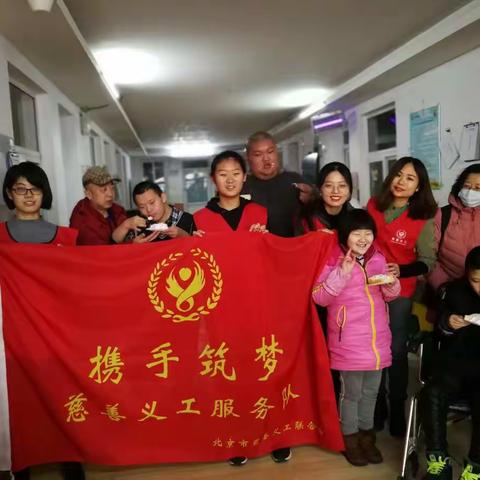 2019.1.12  腊月初七，明天腊八，携手筑梦今天的主题是"吃新年蛋糕，泡腊八蒜，绘制彩蛋"孩子们很开心👏👏