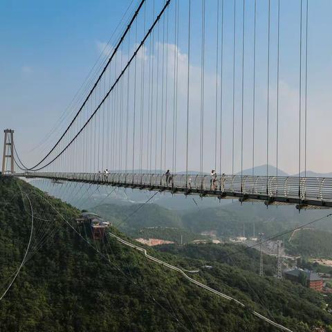 登上玻璃吊桥 感受云端漫步