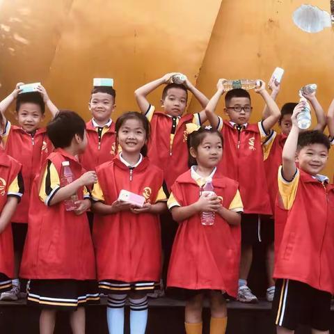 “欢度国庆，携爱前行”暨———桐琴小学一（3）班“共桐爱”社区少先队慰问环卫工