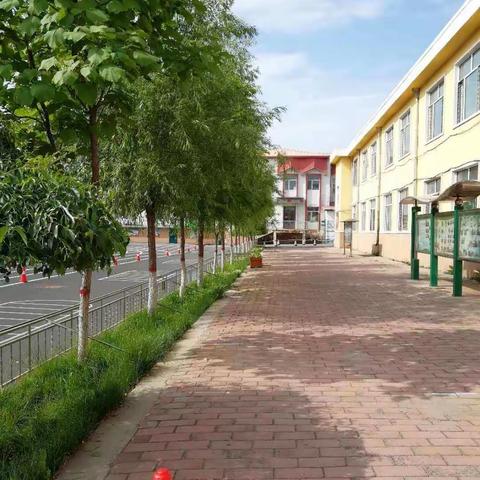 坡小教师暖心护学    毕业学生有序复课