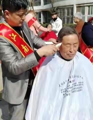 江南义工爱心人士广益社区为老人服务