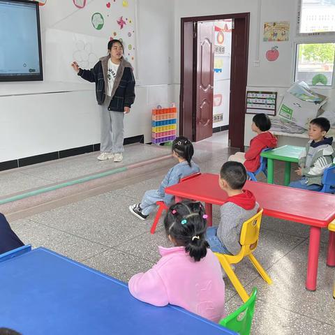 忠路镇民族小学附属幼儿园——中班科学活动《纸花水中开》