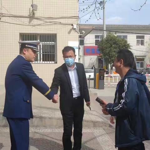 白水县消防大队来城关一中进行校园安全，消防安全检查活动，并指导工作。