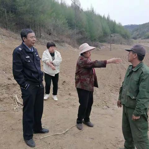 邻里纠纷难和解   入村调解促和谐