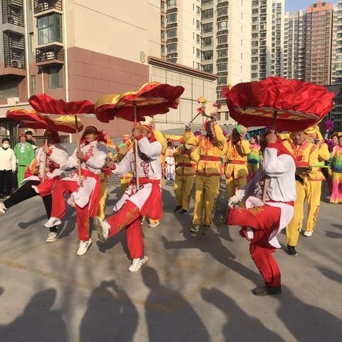 锣鼓喧天闹元宵 人间烟火气味浓————物业公司邀请秧歌队进小区