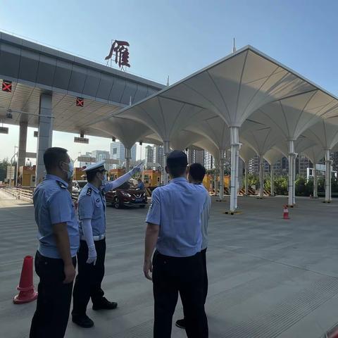 【雁塔公安 百日行动】等驾坡派出所投入警力，筑牢疫情防控安全屏障。