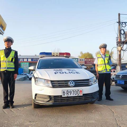 交警坚守“护学岗” ，筑牢平安放学路