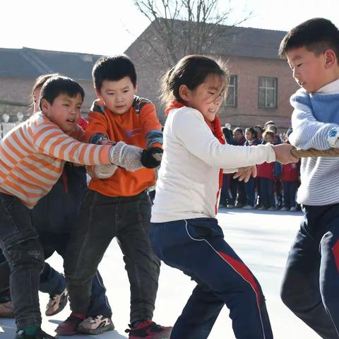 我校举行迎“元旦”学生拔河比赛