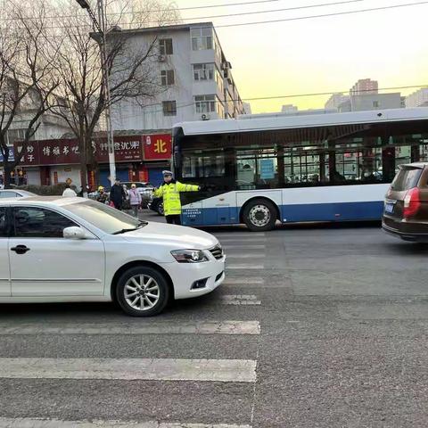 万柏林一大队六中队全市开学第一天守护莘莘学子安全步入校园