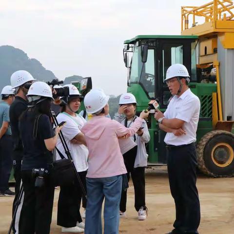 “壮丽70年▪记者边关行”记者团到南崇铁路4标采访