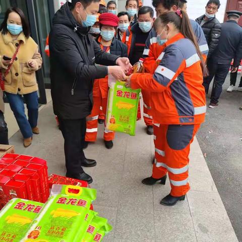 情暖冬日 车站社区情系环卫工